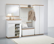 Moderne Garderobenkombination in Weiß mit Holzdetails, bestehend aus Schuhschrank, Spiegel, Garderobenbank und Garderobenschrank, frontal abgebildet.