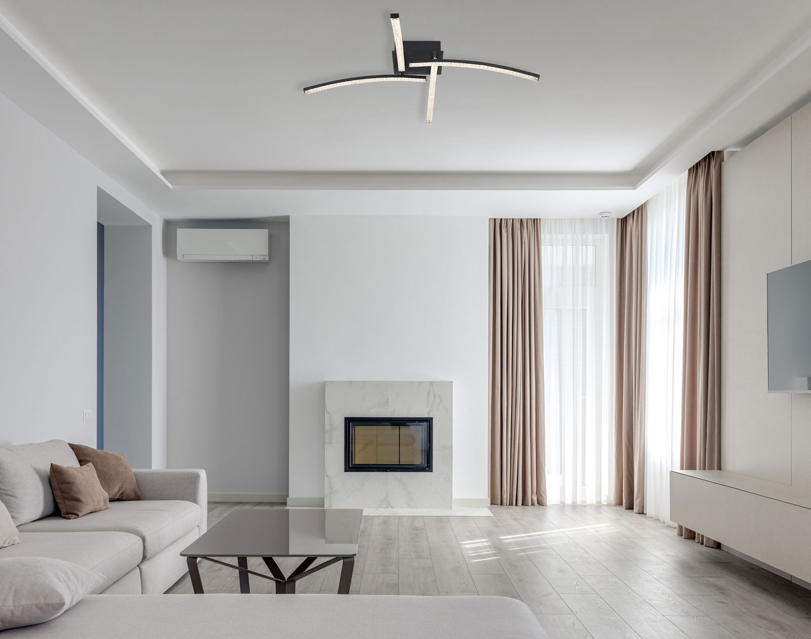 Moderne LED-Deckenleuchte Alois in einem stilvollen Wohnzimmer, von unten betrachtet.