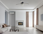 Moderne LED-Deckenleuchte Alois in einem stilvollen Wohnzimmer, von unten betrachtet.