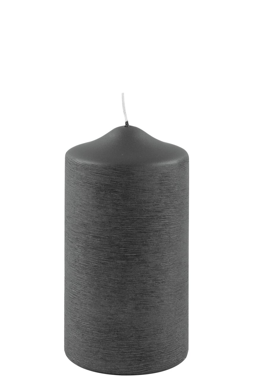 Schwarze, gebürstete Stumpenkerze in zylindrischer Form, frontal fotografiert.