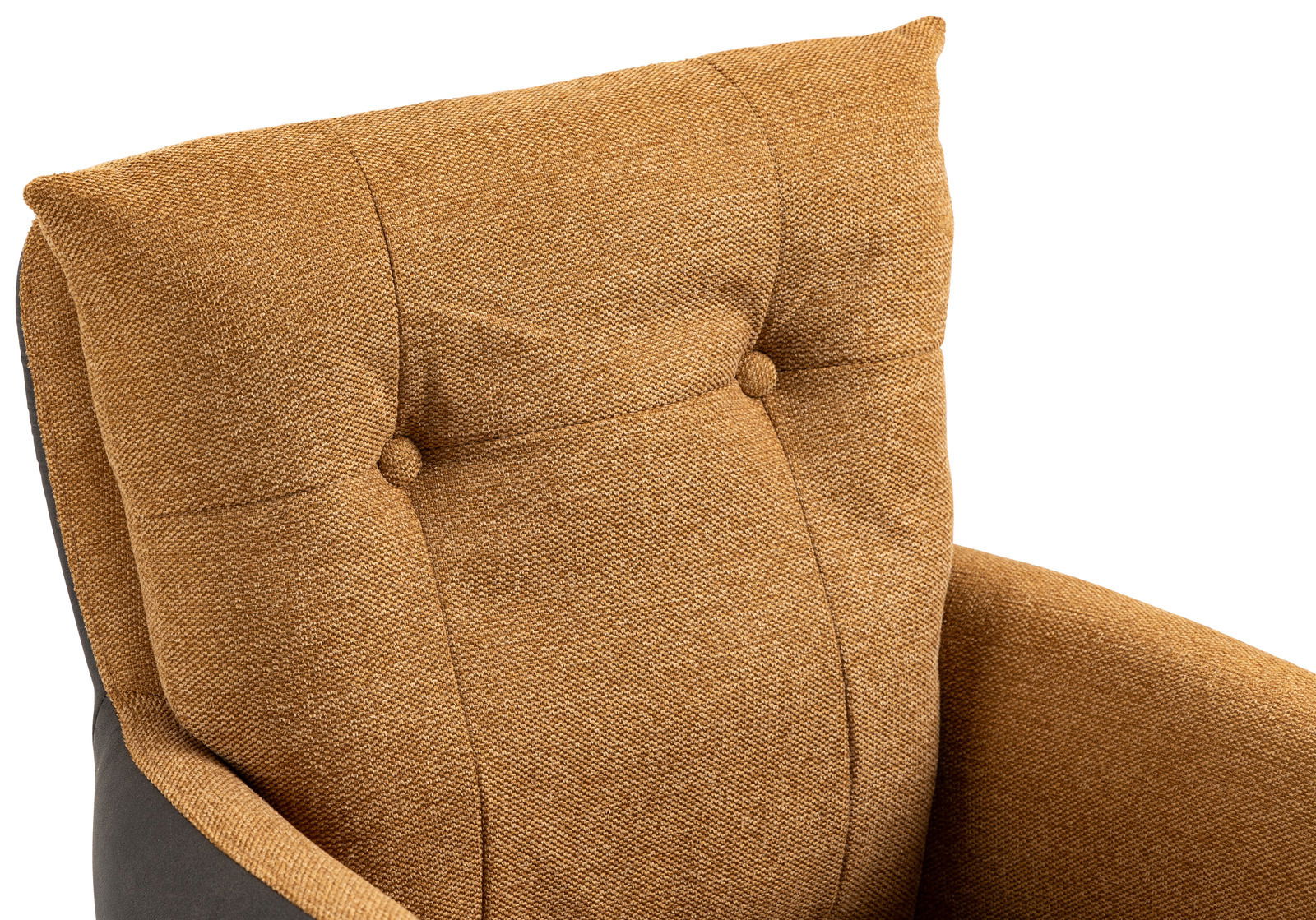 Nahaufnahme eines Sessels mit braunem Stoffbezug und Knopfdetails, Ansicht von oben.