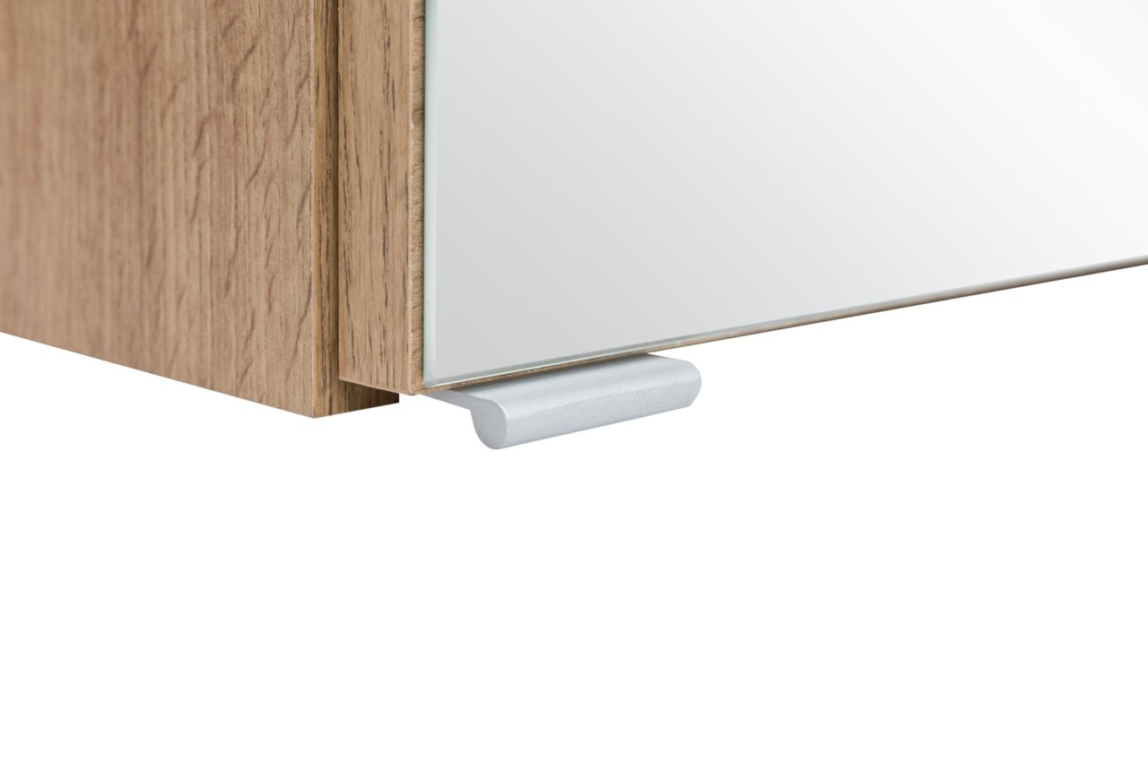 Close-up van een spiegelkast met houten frame en zilveren handgreep, zijaanzicht