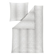 Bettwäsche-Set in elegantem, hellem Design mit dezentem Muster, bestehend aus einem Kissenbezug und einem Bettdeckenbezug, aus der Vogelperspektive.