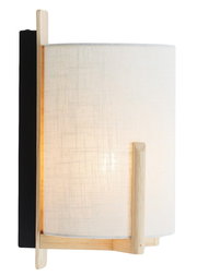 Moderne Wandleuchte mit hellem Stoffschirm und Holzdetails, seitliche Perspektive
