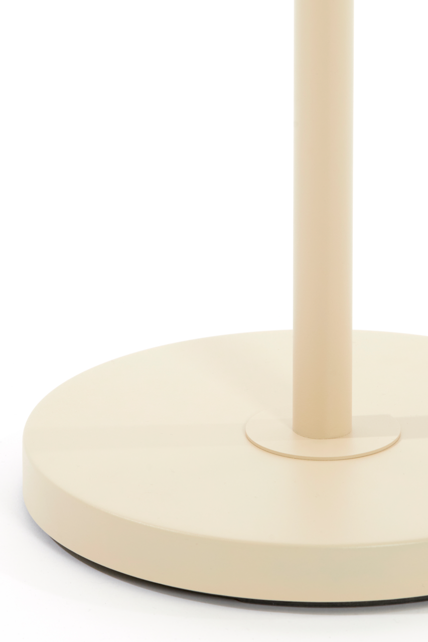 Nahaufnahme der Basis einer Stehleuchte in Beige, von der Seite betrachtet.