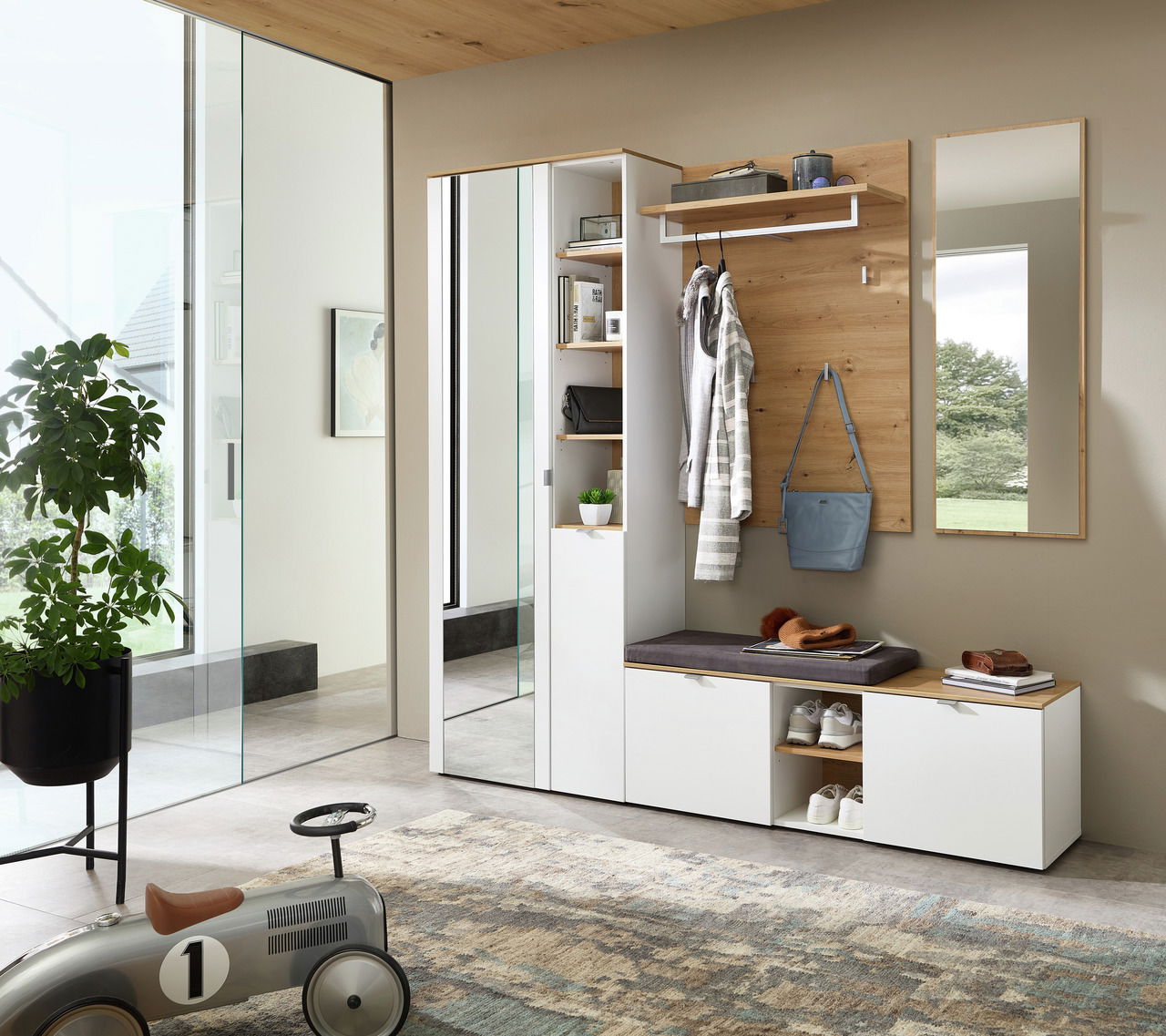 Moderne Garderoben-Set mit Spiegel, Sitzbank und Stauraum, seitliche Perspektive
