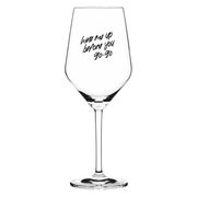 Weinglas mit der Aufschrift 'wine me up before you go-go', frontal fotografiert