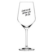Weinglas mit der Aufschrift 'wine me up before you go-go', frontal fotografiert