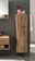 Moderner Midischrank aus Holz mit natürlicher Maserung, seitliche Perspektive, dekoriert mit einer Vase und Accessoires.