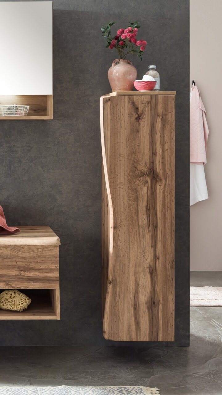 Moderne houten midikast met natuurlijke nerf, gezien vanaf de zijkant, versierd met een vaas en accessoires.