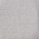 Nahaufnahme eines beigen Stoffmusters mit diagonaler Webstruktur, Draufsicht