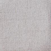 Nahaufnahme eines beigen Stoffmusters mit diagonaler Webstruktur, Draufsicht