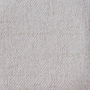 Nahaufnahme eines beigen Stoffmusters mit diagonaler Webstruktur, Draufsicht