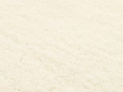 Nahaufnahme eines cremefarbenen Fellteppichs mit weicher Textur