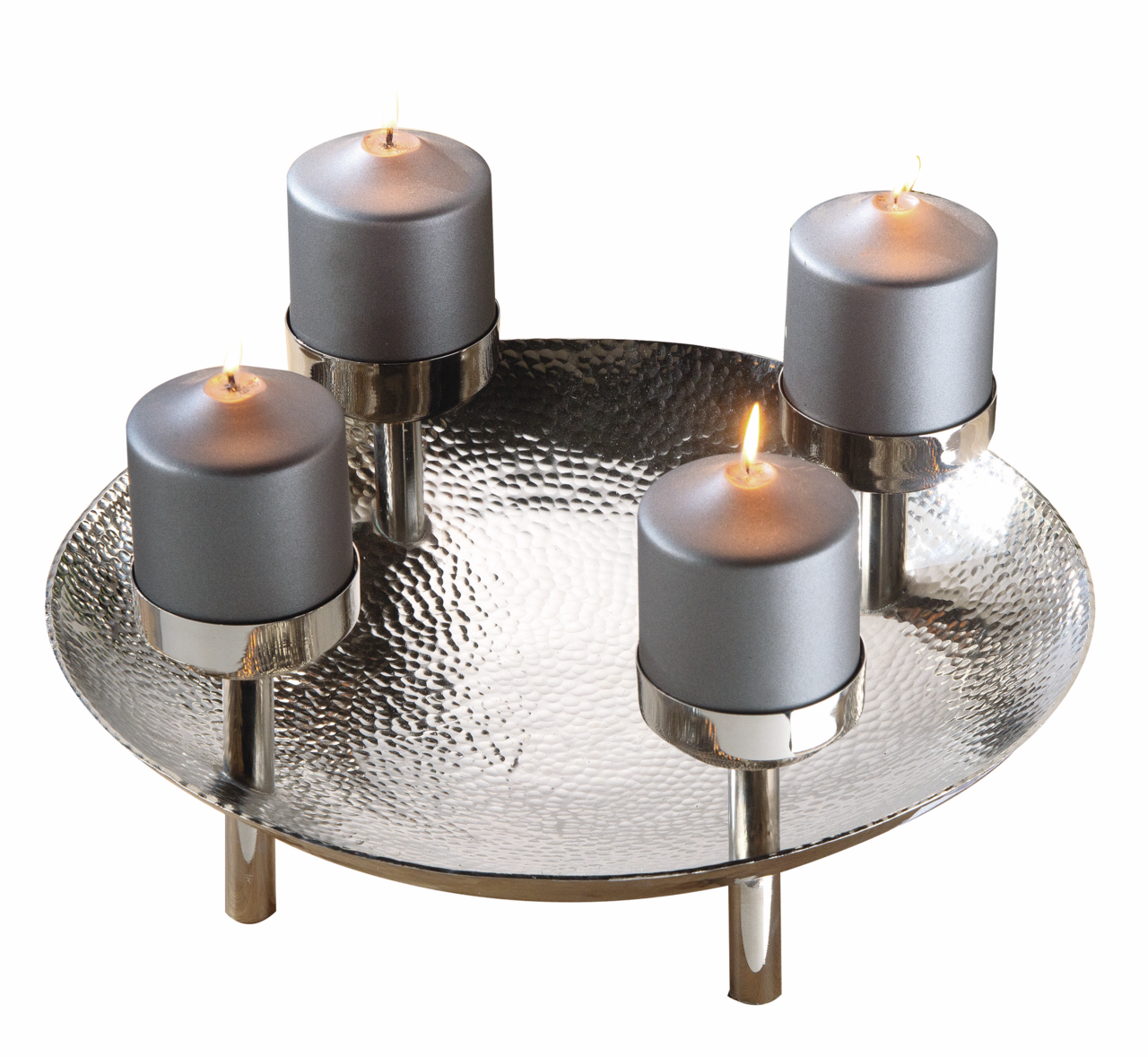 Dekorativer Kranz mit vier brennenden Kerzen auf einem silbernen, gehämmerten Teller, seitliche Perspektive.