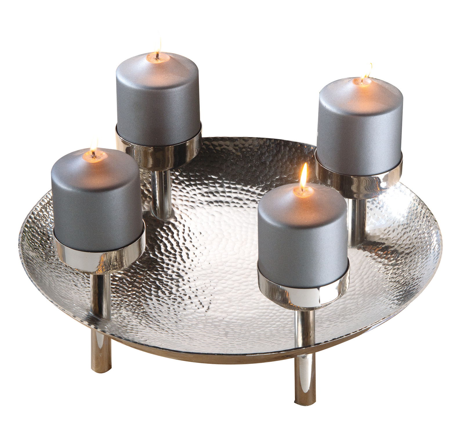 Dekorativer Kranz mit vier brennenden Kerzen auf einem silbernen, gehämmerten Teller, seitliche Perspektive.