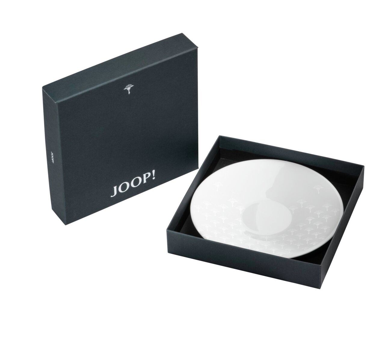 Weiße Untertasse in eleganter Geschenkbox von oben betrachtet, mit dezentem Muster und stilvollem Design.
