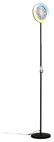 Schwarze Stehleuchte mit rundem LED-Ring und integriertem Ventilator am Kopf, mit Fernbedienung am Ständer und Netzkabel, freigestellt vor weißem Hintergrund, Frontalansicht