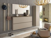 Moderne Garderobeneinrichtung mit Spiegel, Hängeschuhschrank und Hakenleiste in einem stilvollen Raum mit Kamin, aus der Perspektive von vorne betrachtet.