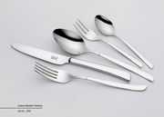 Set aus glänzendem Edelstahlbesteck, bestehend aus Messer, Gabel, Löffel und Teelöffel, in seitlicher Perspektive.