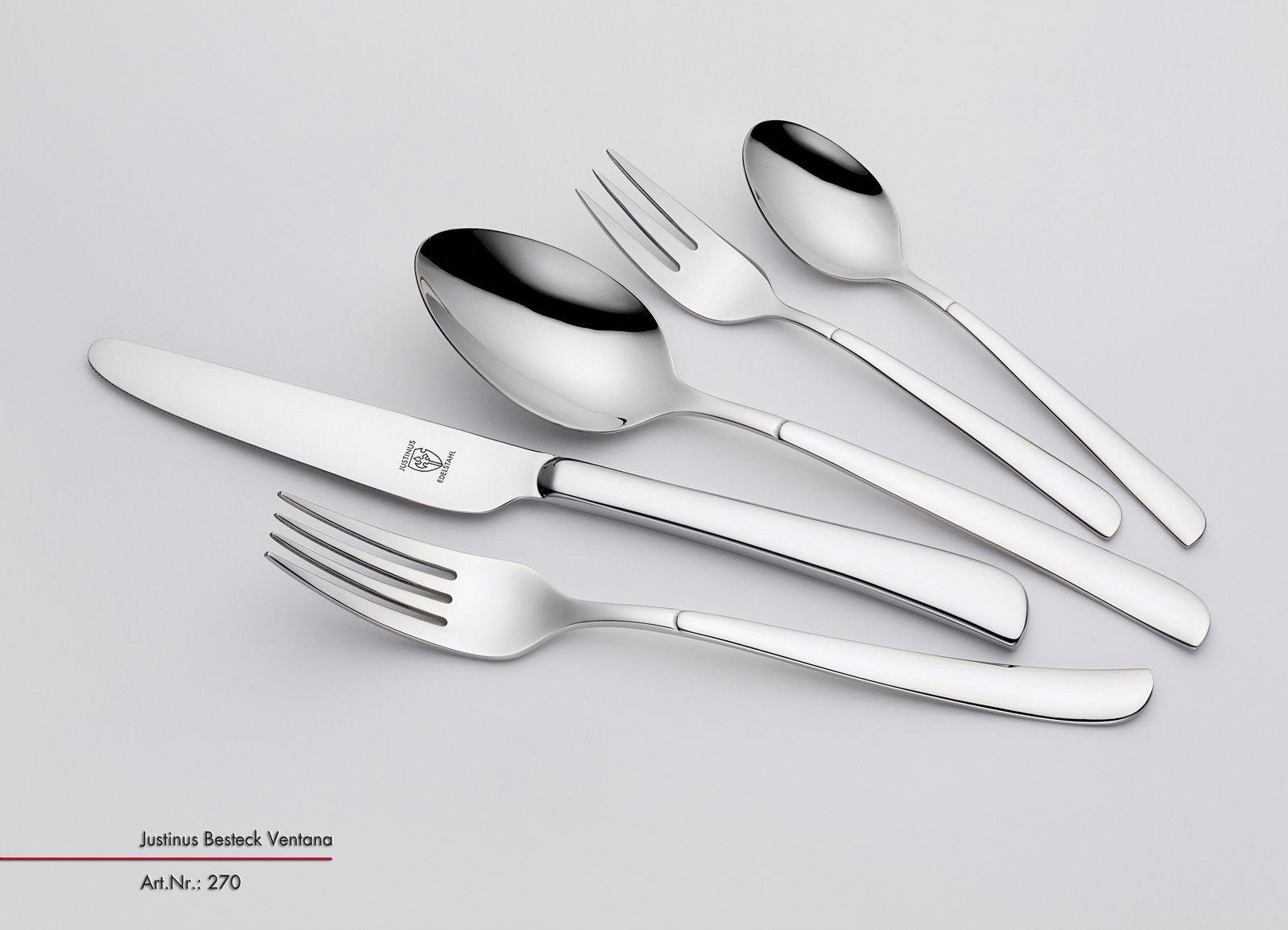 Justinus Besteck 30tlg. VENTANA Set aus glänzendem Edelstahlbesteck, bestehend aus Messer, Gabel, Löffel und Teelöffel, in seitlicher Perspektive.