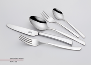 Set aus glänzendem Edelstahlbesteck, bestehend aus Messer, Gabel, Löffel und Teelöffel, in seitlicher Perspektive.