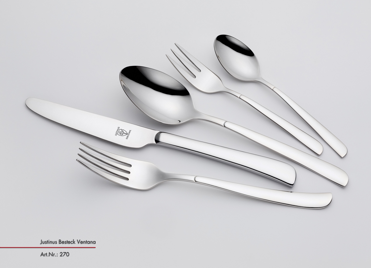 Set aus glänzendem Edelstahlbesteck, bestehend aus Messer, Gabel, Löffel und Teelöffel, in seitlicher Perspektive.