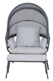 Frontale Ansicht eines modernen Loungesessels mit grauen Kissen und einem schützenden Baldachin.