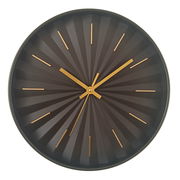 Moderne Wanduhr mit schwarzem Zifferblatt und goldenen Zeigern, frontal abgebildet