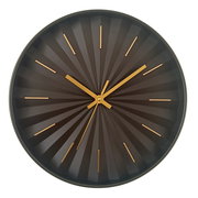 Moderne Wanduhr mit schwarzem Zifferblatt und goldenen Zeigern, frontal abgebildet