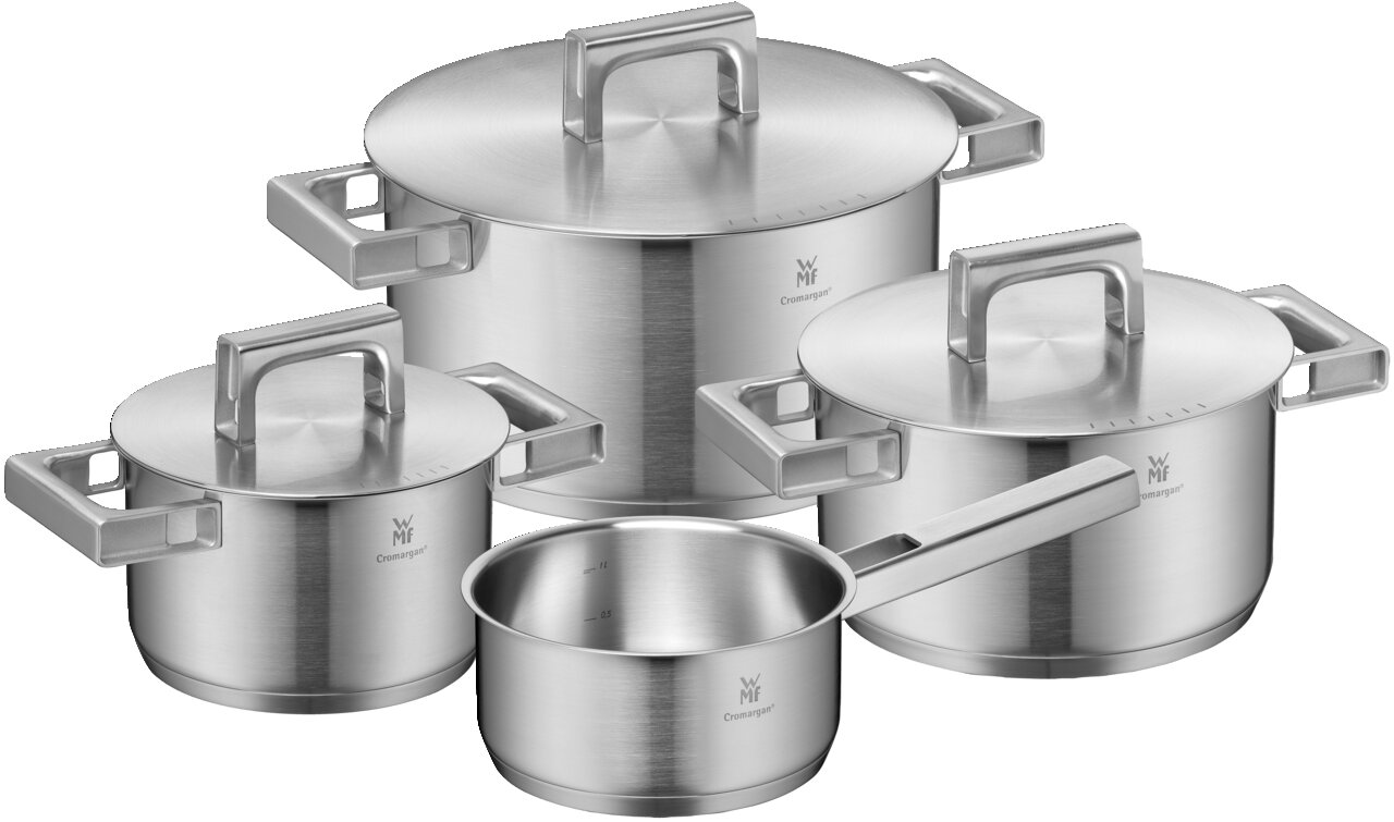 WMF Cromargan roestvrijstalen pannenset met drie pannen met deksel en een steelpan, licht verhoogd vooraanzicht