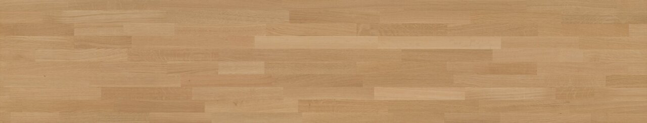 Nahaufnahme einer Holzoberfläche mit natürlicher Maserung, perspektivisch von oben betrachtet.