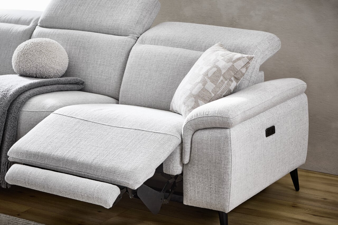 Graue Longchairkombination mit verstellbarer Rückenlehne und Fußstütze, seitliche Perspektive