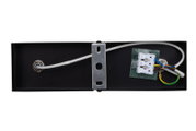 Rückansicht eines LED-Strahlers mit Kabelanschluss und Metallhalterung