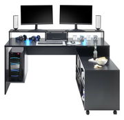 Moderner Gaming-Schreibtisch in L-Form mit zwei Monitoren, Tastatur, Maus, Kopfhörern und PC-Gehäuse, seitliche Perspektive.