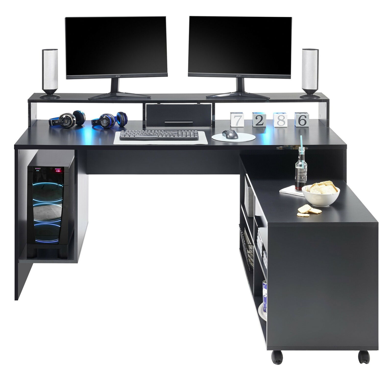 Moderner Gaming-Schreibtisch in L-Form mit zwei Monitoren, Tastatur, Maus, Kopfhörern und PC-Gehäuse, seitliche Perspektive.