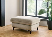 Beiger XL Hocker in einem modernen Raum, seitliche Perspektive, mit schwarzem Metallgestell und Holzfußboden.