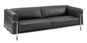 Modernes dreisitziges Sofa in schwarzem Leder mit verchromtem Metallrahmen, seitliche Perspektive