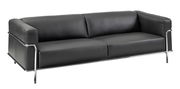 Modernes dreisitziges Sofa in schwarzem Leder mit verchromtem Metallrahmen, seitliche Perspektive