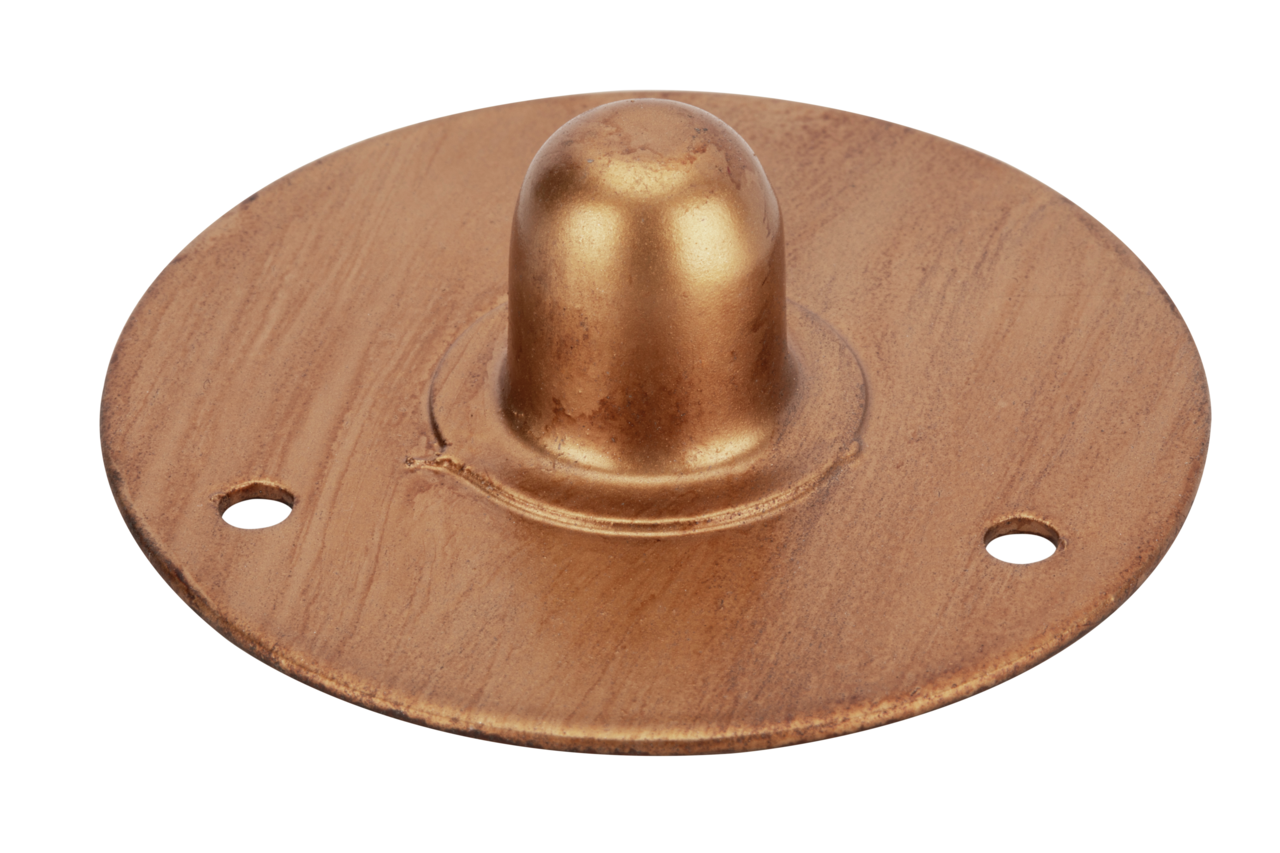 Runde, bronzefarbene Metallplatte mit zwei Löchern und einer zentralen Erhebung, seitliche Perspektive