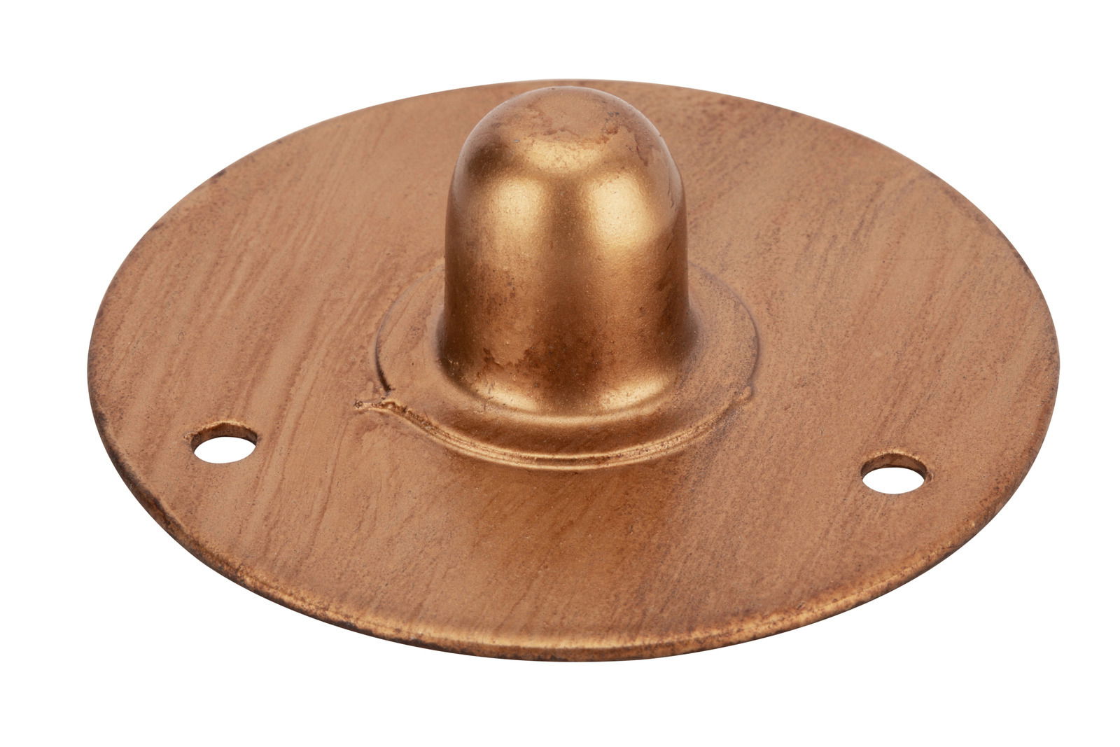 Runde, bronzefarbene Metallplatte mit zwei Löchern und einer zentralen Erhebung, seitliche Perspektive