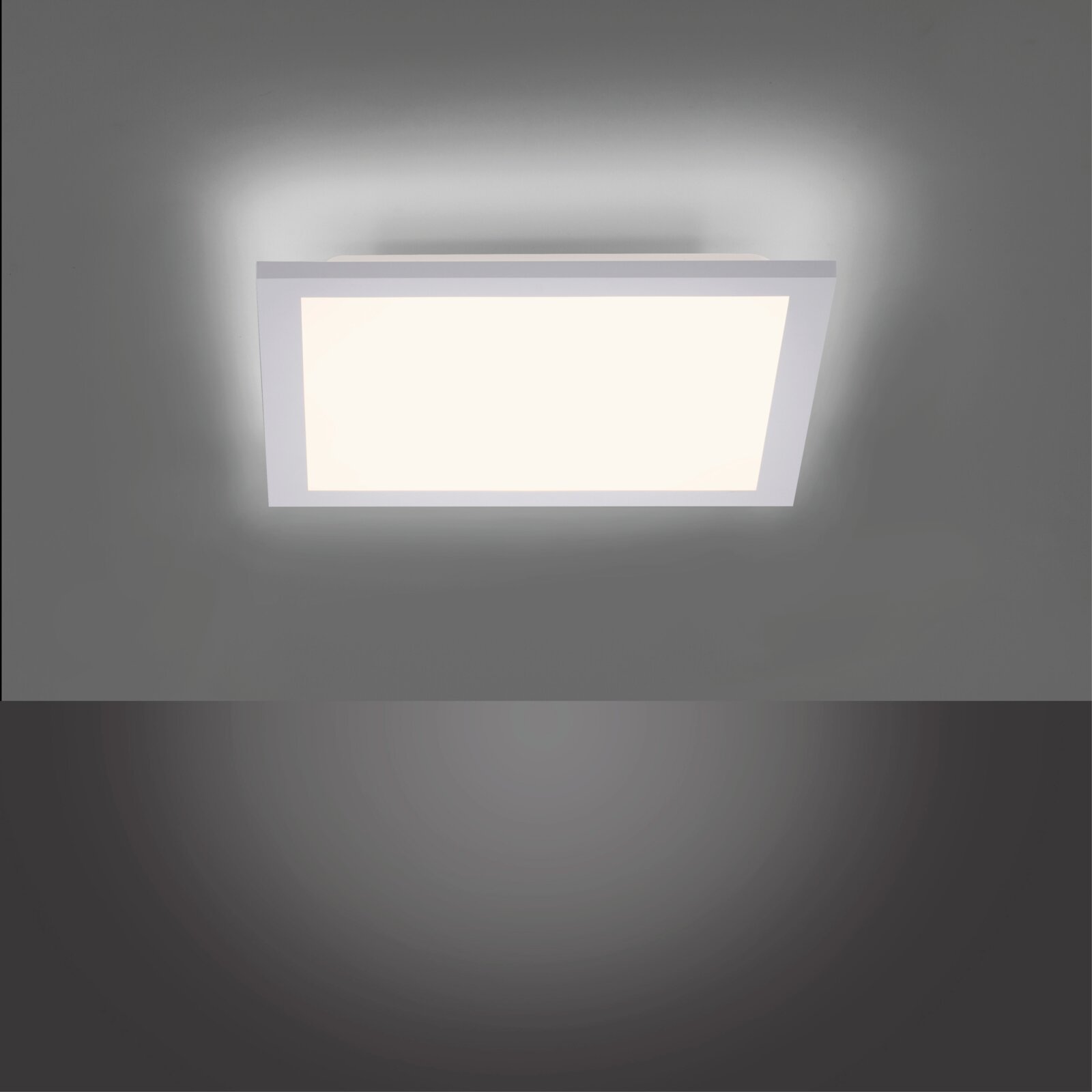 Rechteckige, flache LED-Deckenleuchte in Weiß mit diffuser Lichtfläche, eingeschaltet an grauer Decke, Ansicht von unten (Untersicht).