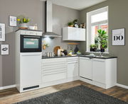 Moderne weiße Küche mit Eckunterschrank, Backofen, Dunstabzugshaube und Spüle, aus der Perspektive von vorne links.