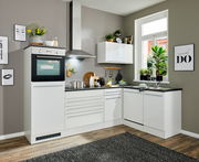 Moderne weiße Küche mit Eckunterschrank, Backofen, Dunstabzugshaube und Spüle, aus der Perspektive von vorne links.