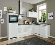 Moderne weiße Küche mit Eckunterschrank, Backofen, Dunstabzugshaube und Spüle, aus der Perspektive von vorne links.