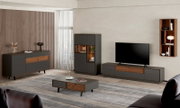 Modernes Wohnzimmer-Set mit Lowboard, Sideboard, Vitrine und Couchtisch in Anthrazit und Holzoptik, TV auf dem Lowboard; Perspektive: frontale Weitwinkel-Ansicht aus leicht erhöhter Position.