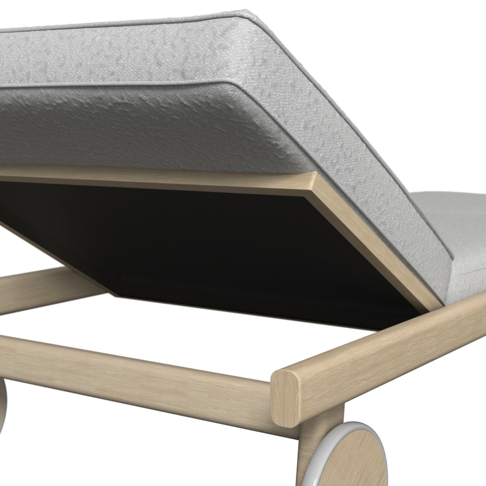 Nahaufnahme einer Sonnenliege mit hellem Holzrahmen und grauer Polsterung, seitliche Perspektive