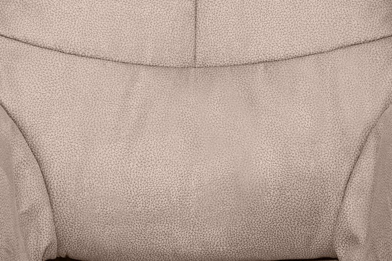 Nahaufnahme eines Chefsessels mit beiger, strukturierter Polsterung.