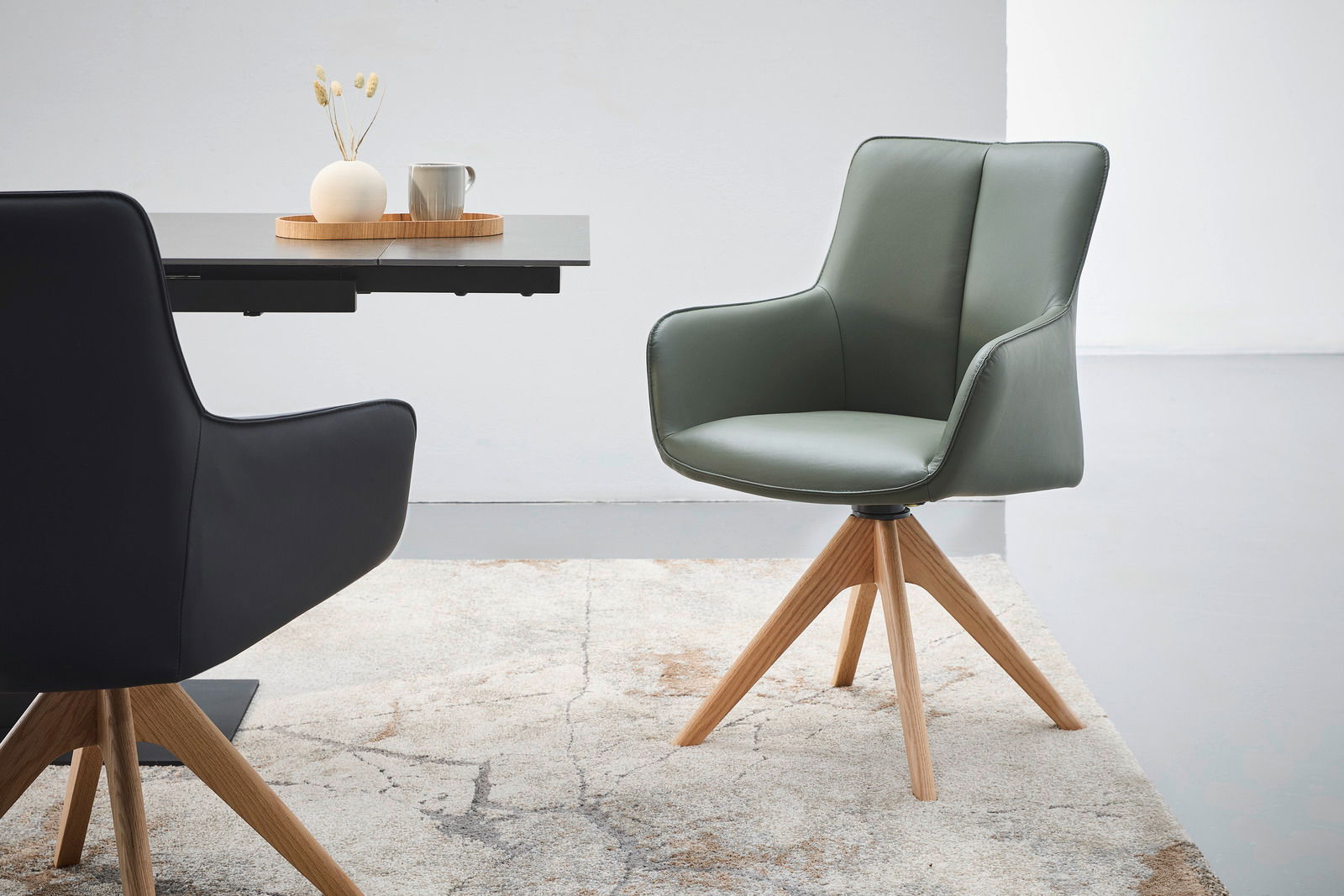 Moderner Armlehnstuhl mit grünem Polster und Holzbeinen, seitliche Perspektive