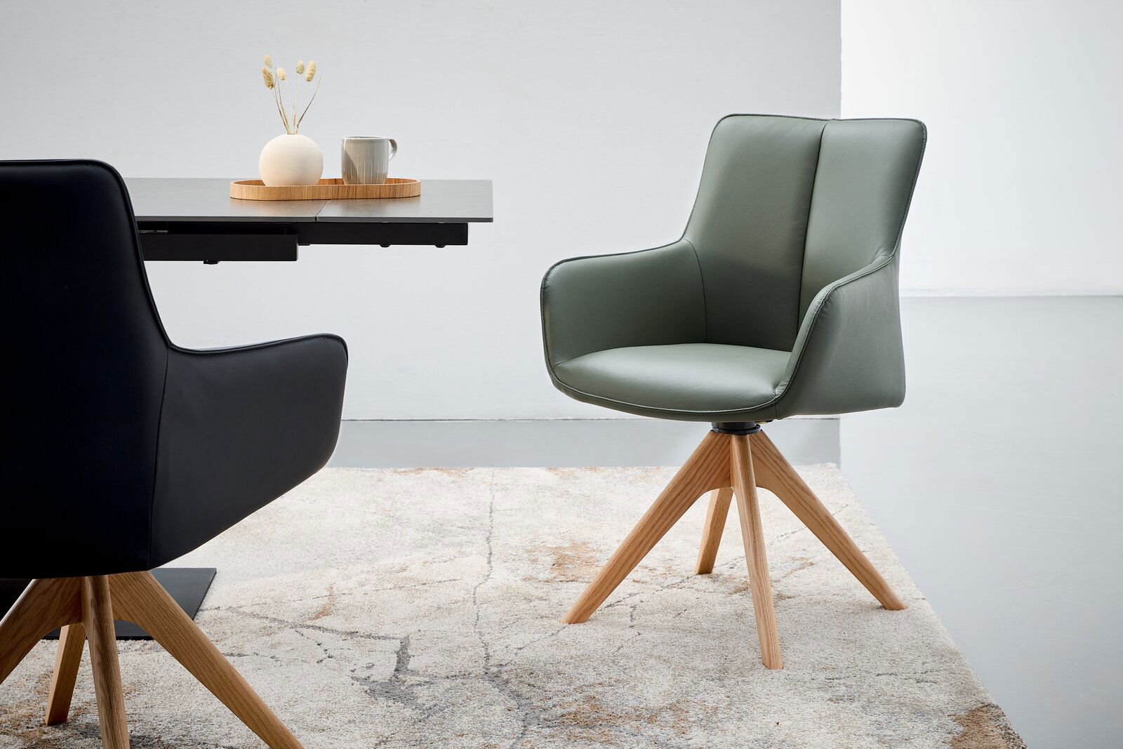 Novel Armlehnstuhl YUKI 2.0 Moderner Armlehnstuhl mit grünem Polster und Holzbeinen, seitliche Perspektive